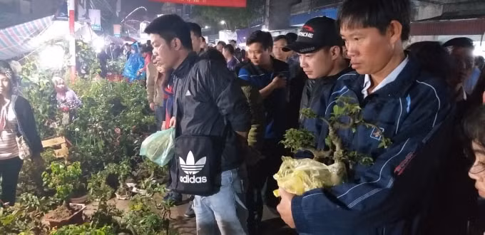 Người dân ai cũng chọn cho mình một món đồ may mắn - Ảnh: LV