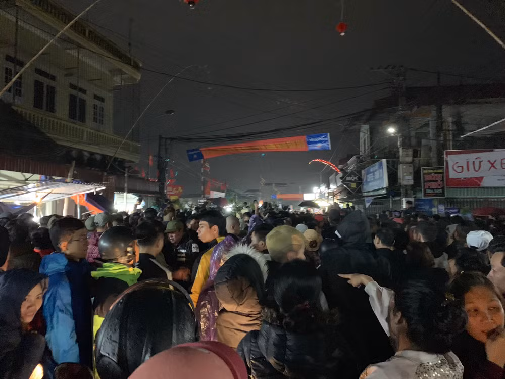 Dòng người đi bộ nêm chặt hướng về phiên chợ 