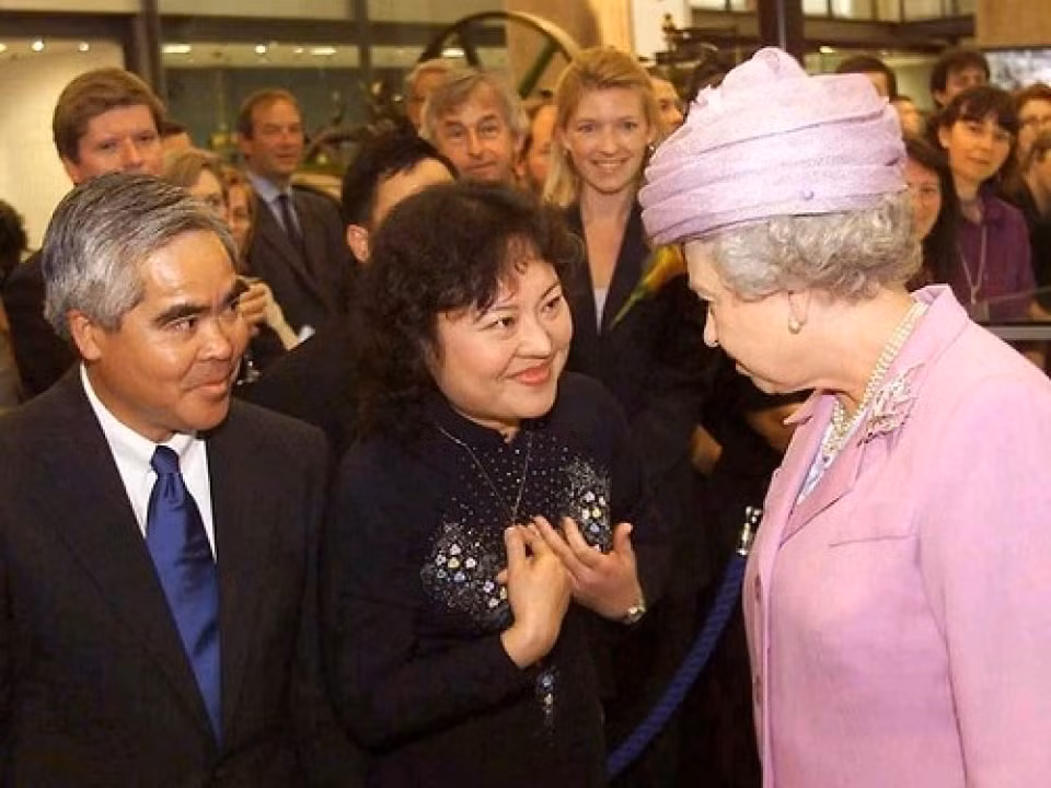 Tác giả Nick Ut và Đại sứ thiện chí của Tổ chức Unesco - Bà Phan Thị Kim Phúc tiếp kiến Nữ hoàng Elizabeth II. Ảnh: TL