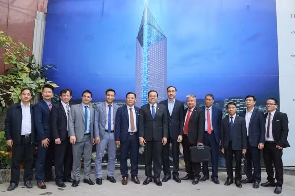 Chủ tịch Trần Thanh Mẫn chụp ảnh lưu niệm cùng Hội Doanh nhân trẻ Việt Nam. Ảnh: daidoanket.vn