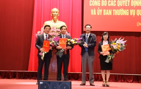 Ông Nguyễn Văn Đọc, Bí thư Tỉnh ủy, Chủ tịch HĐND tỉnh Quảng Ninh trao các quyết định, nghị quyết cho các ông Vũ Văn Diện, Nguyễn Văn Hồi và bà Trịnh Thị Minh Thanh. Ảnh: TL
