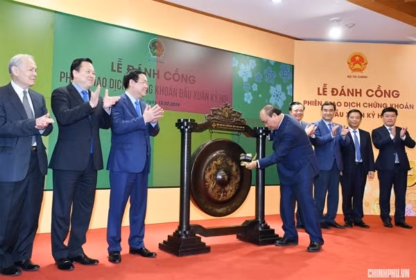 Thủ tướng đánh cồng khai trương hoạt động giao dịch chứng khoán đầu Xuân 2019. Ảnh: VGP