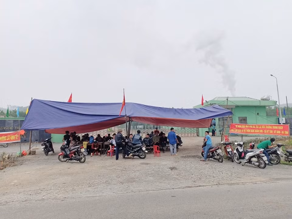 Hàng chục người dân dựng rạp trước cổng nhà máy xử lý rác Phú Hà sau tết để phản đối vì gây ô nhiễm
