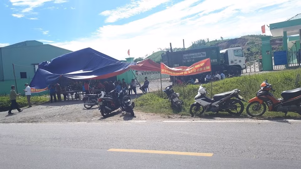 Trước đó, người dân đã nhiều lần tập trung dựng rạp chặn ngang trước cổng Nhà máy xử lý rác thải Phú Hà vì gây ô nhiễm môi trường trong năm 2018