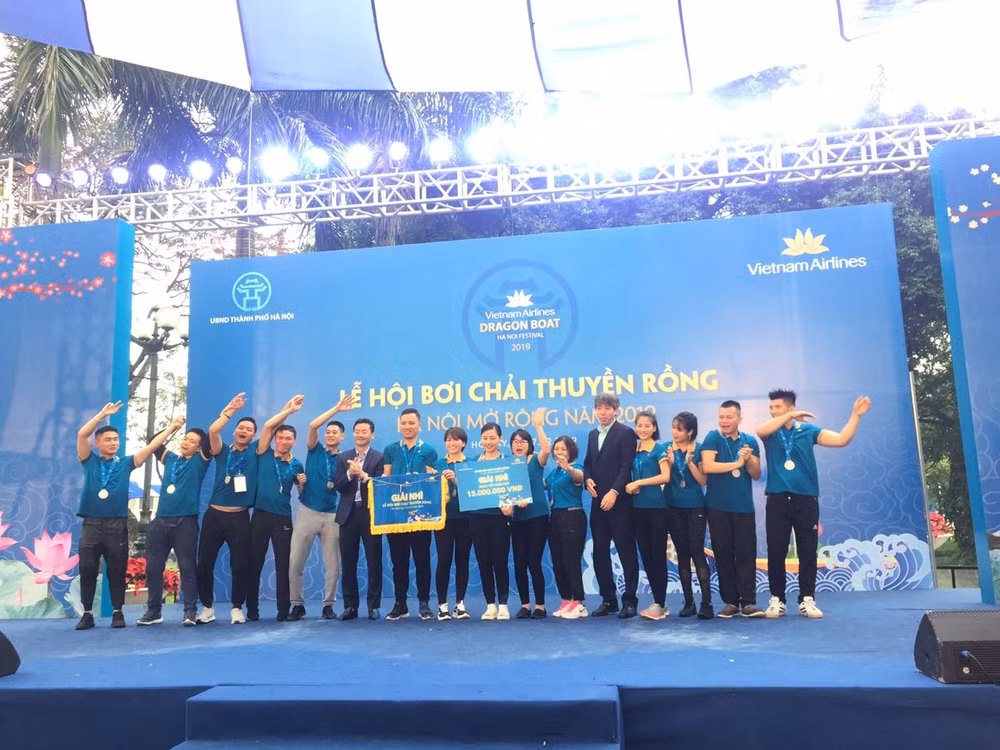 Khoảnh khắc các thành viên Đội Vietnam Airlines 2 lên bục nhận giải nhất của đơn vị tổ chức doanh nghiệp (Ảnh Hồng Nụ)