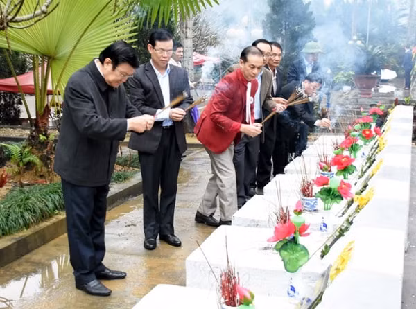 Nguyên Chủ tịch nước Trương Tấn Sang và các đại biểu thắp hương tưởng niệm các liệt sĩ. Ảnh: TTO