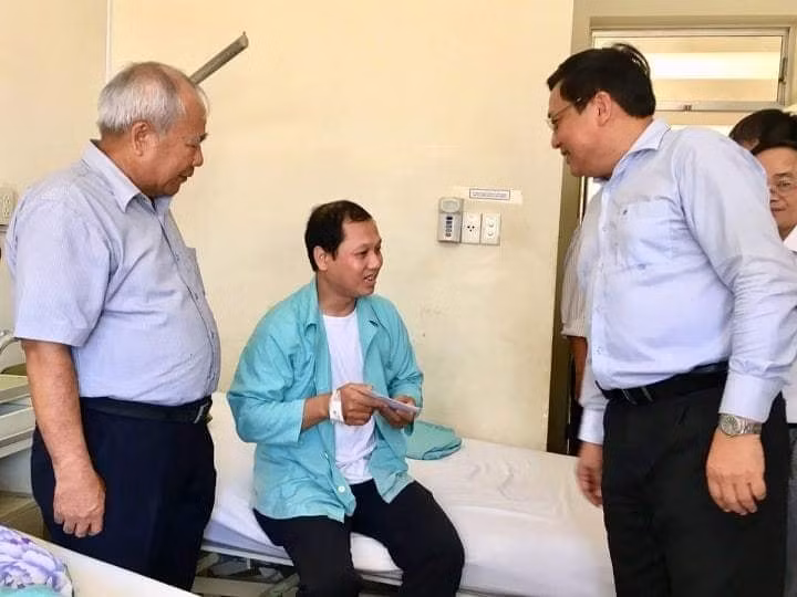 Lãnh đạo tỉnh Khánh Hòa và TP. Nha Trang thăm hỏi, động viên người bị nạn.