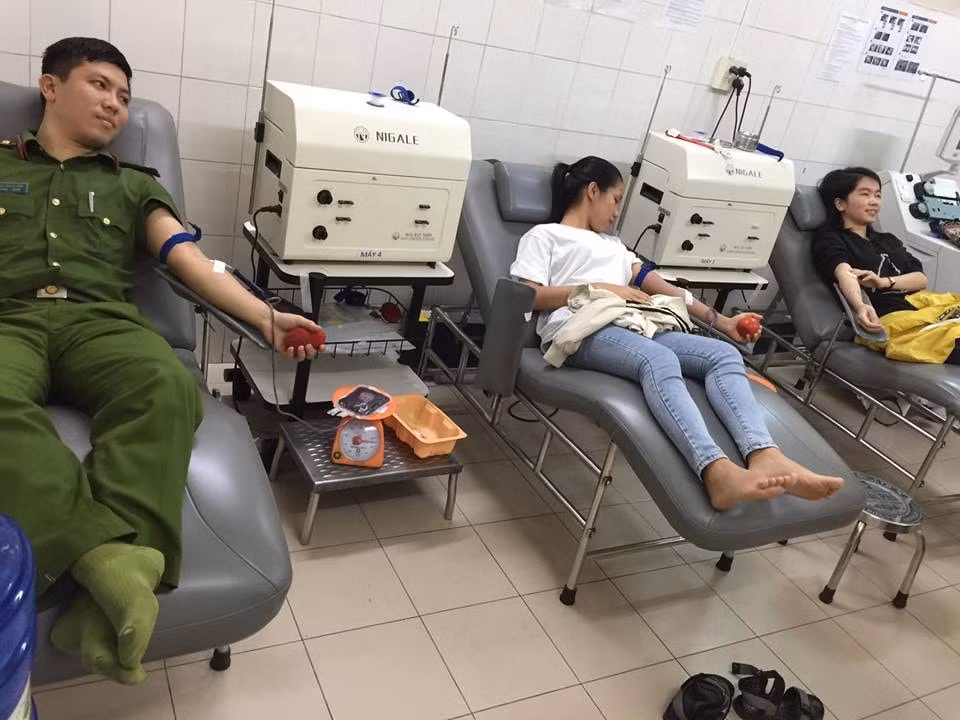 Tình nguyện viên hiến máu cứu người tại TT Huyết học Truyền máu Khánh Hòa.