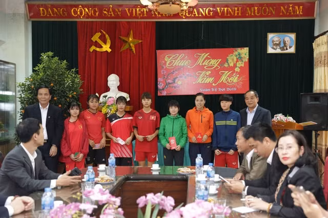 Lãnh đạo VFF lì xì đầu năm mới cho các nữ tuyển thủ Đội tuyển bóng đá nữ Thái Nguyên. Ảnh: Toquoc