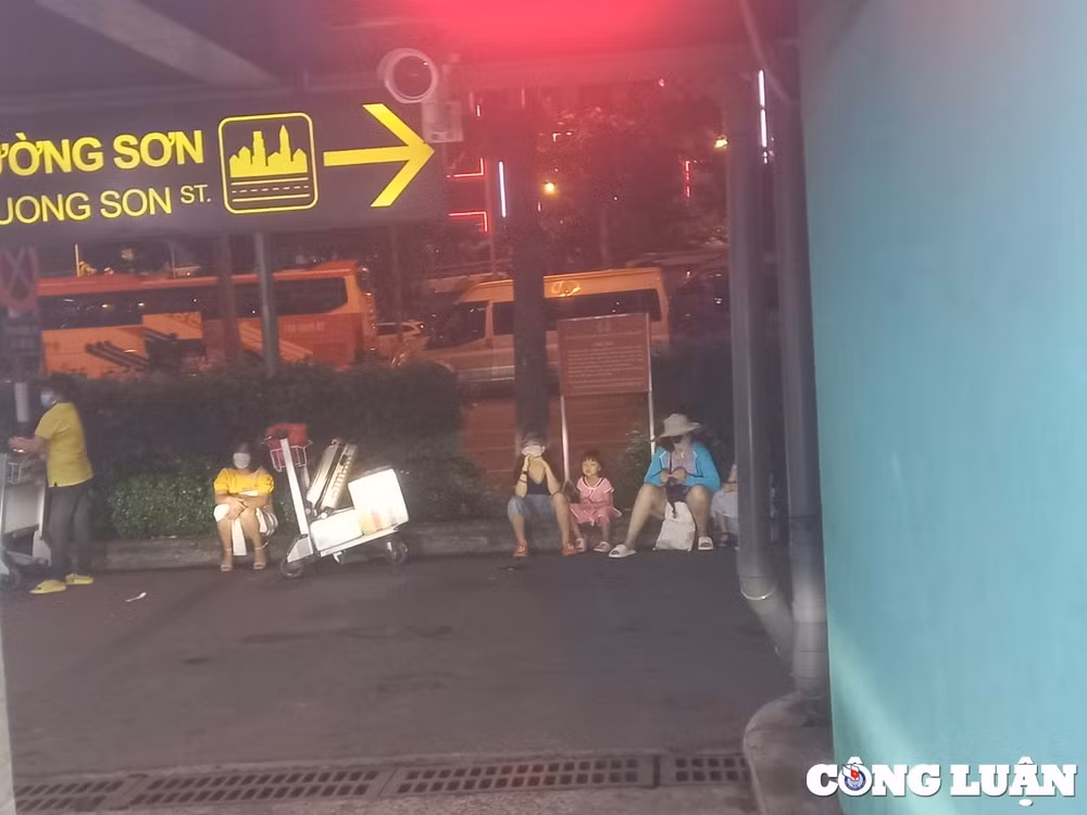 bat nhao tinh trang bat khach tai san bay tan son nhat hinh 3