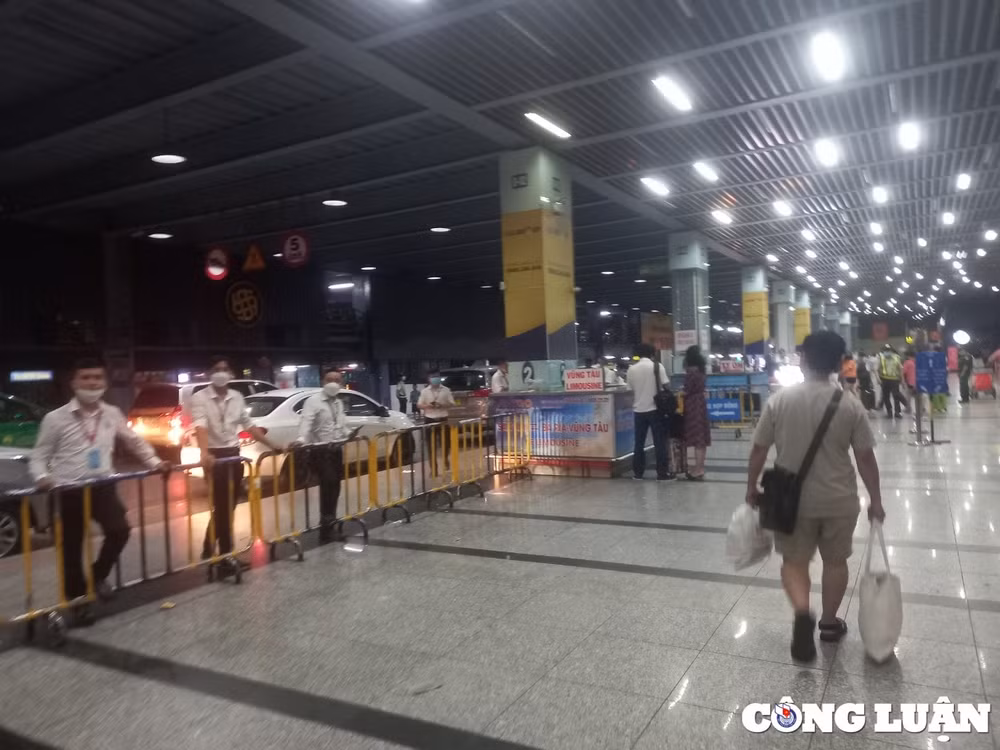 bat nhao tinh trang bat khach tai san bay tan son nhat hinh 2