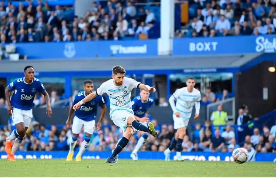 jorginho lap cong chelsea gianh 3 diem chat vat truoc everton hinh 3