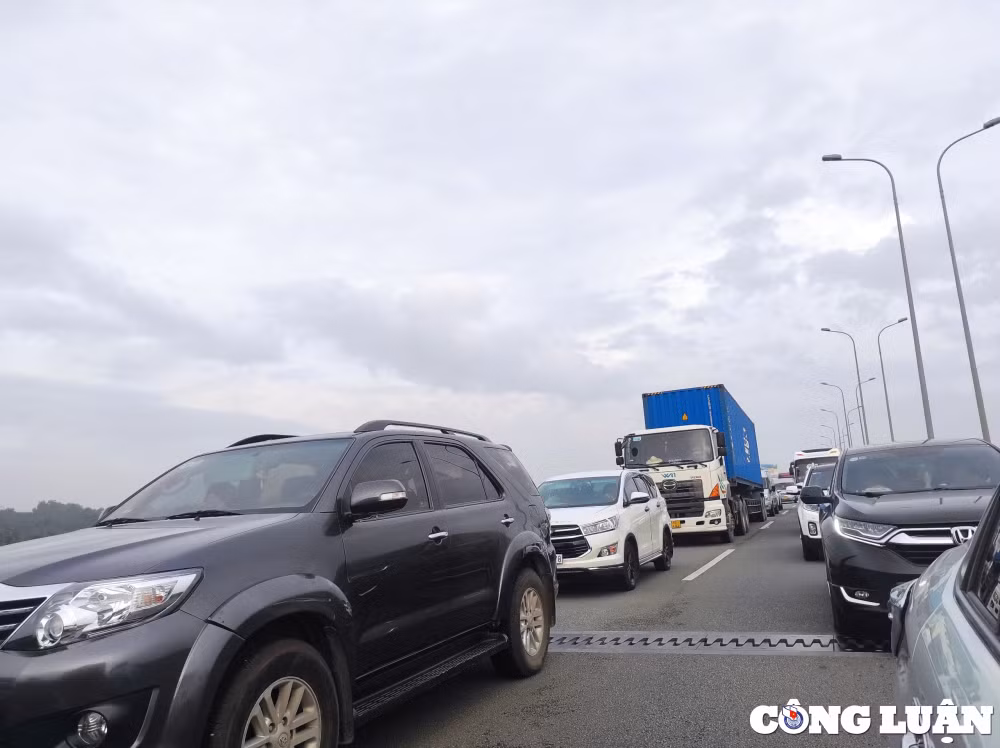 tai xe nhich tung chut qua tram thu phi tren cao toc tp hcm long thanh hinh 1