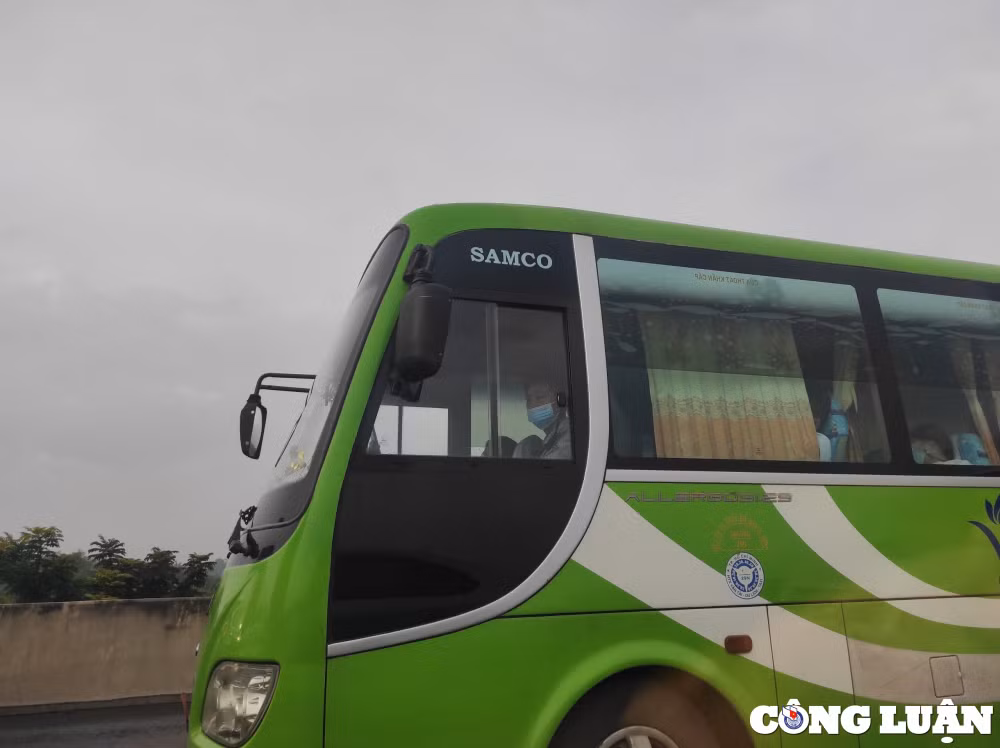 tai xe nhich tung chut qua tram thu phi tren cao toc tp hcm long thanh hinh 5