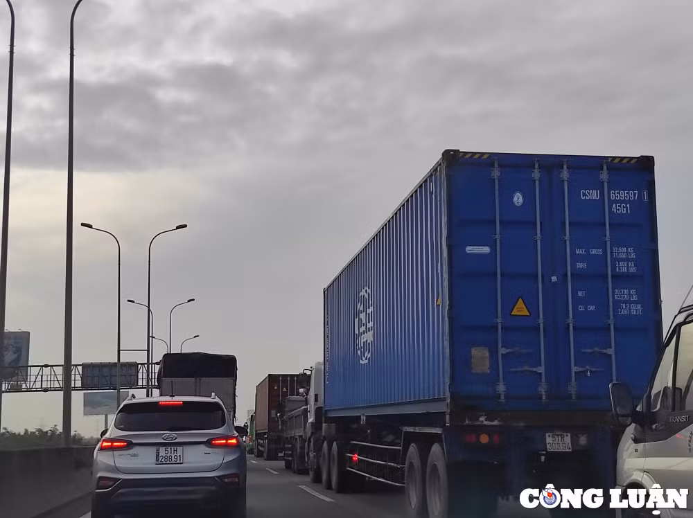 tai xe nhich tung chut qua tram thu phi tren cao toc tp hcm long thanh hinh 3