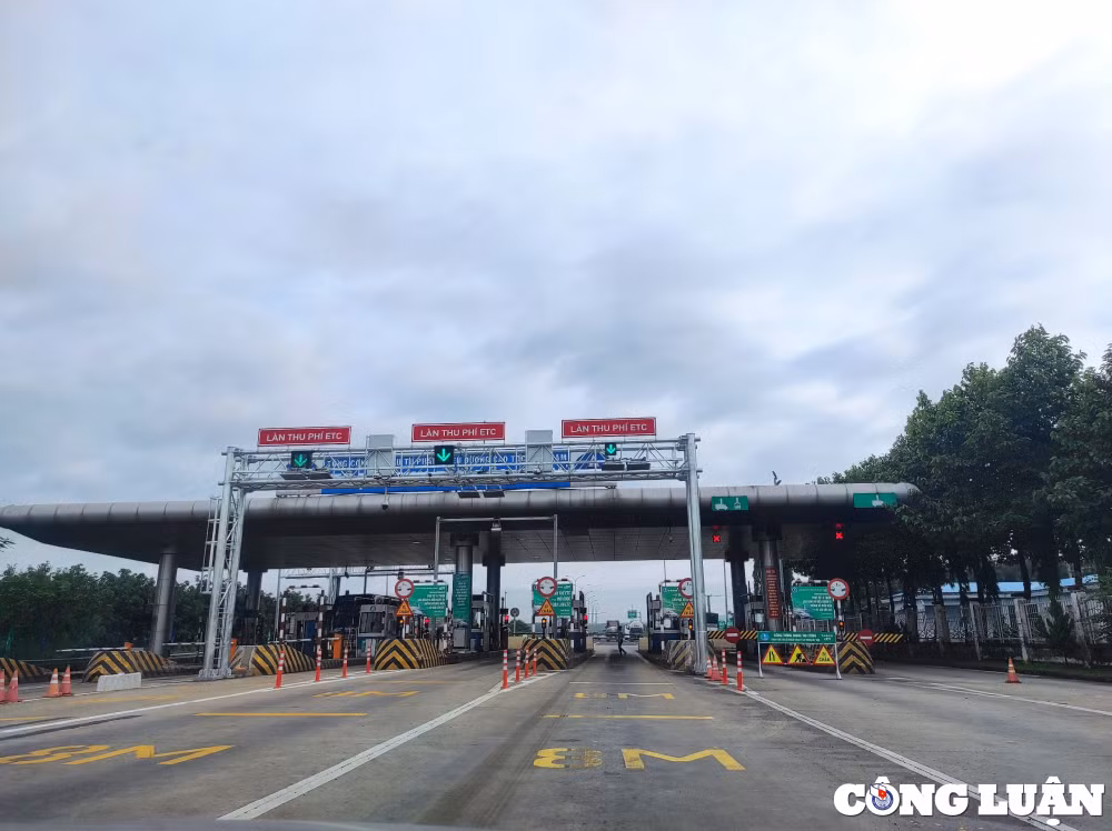 tai xe nhich tung chut qua tram thu phi tren cao toc tp hcm long thanh hinh 2