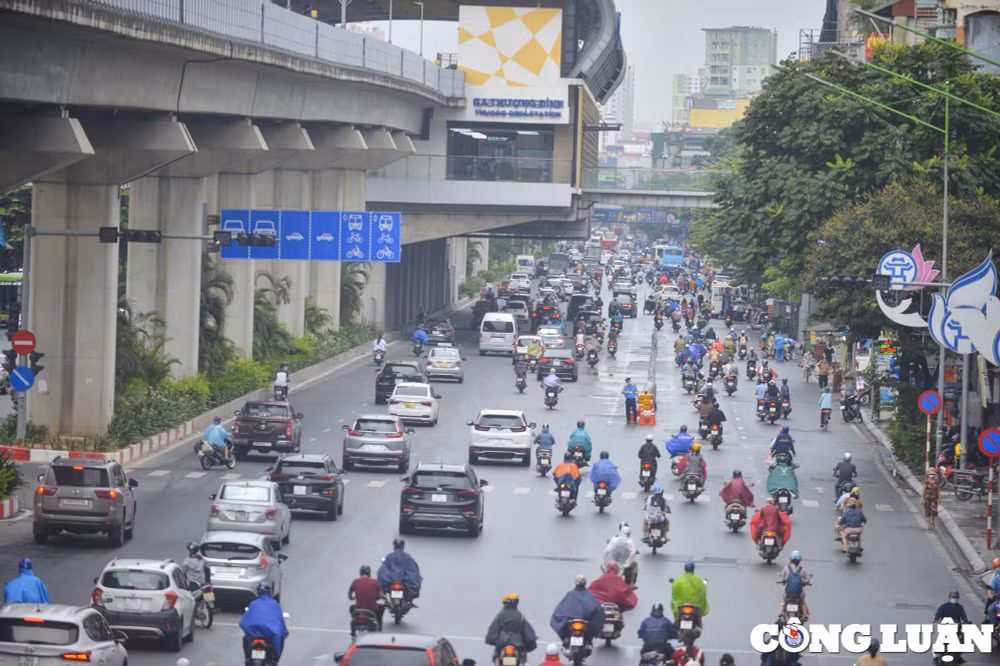 giao thong lon xon trong ngay dau phan lan duong nguyen trai ha noi hinh 1