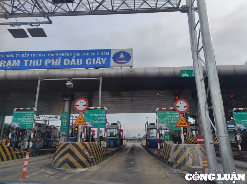 tai xe nhich tung chut qua tram thu phi tren cao toc tp hcm long thanh hinh 6