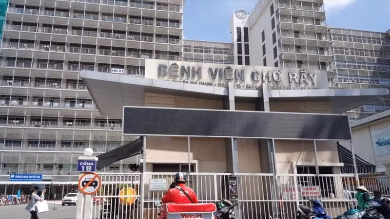 un u tai khu kham ngoai tru giam doc benh vien cho ray viet thu xin loi hinh 1