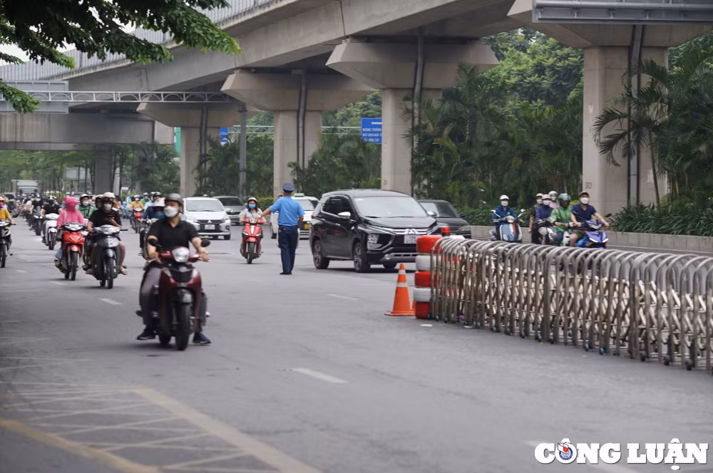 giao thong lon xon trong ngay dau phan lan duong nguyen trai ha noi hinh 9