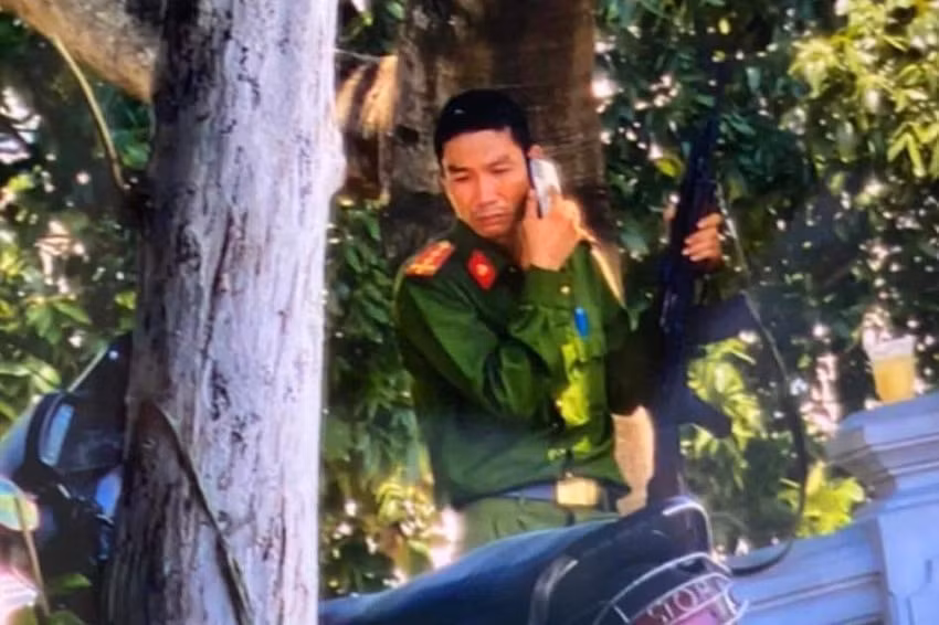khoi to can bo trai giam no sung cuop tiem vang o cho dong ba hinh 1