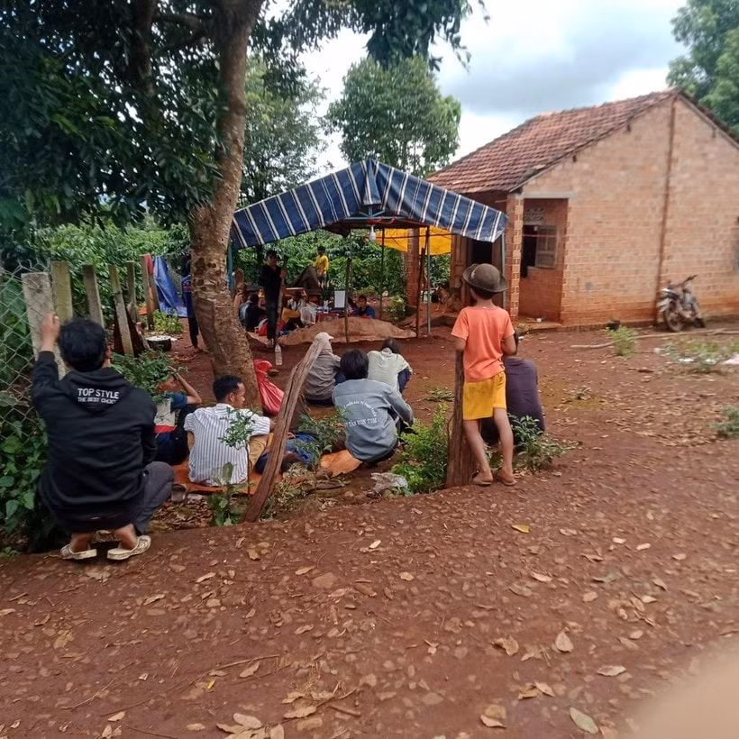 theo bo me len ray be 4 tuoi nga xuong ao duoi nuoc thuong tam hinh 1