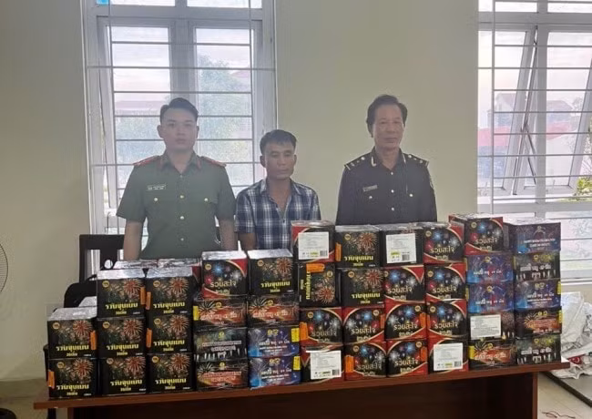 bi bat vi mua hon 15 ta phao tu ngoai tinh de ve ban kiem loi hinh 1