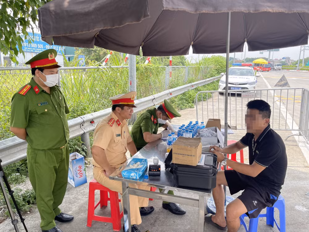 phat hien tai xe dieu khien o to duong tinh voi ma tuy tren cao toc phap van cau gie hinh 1