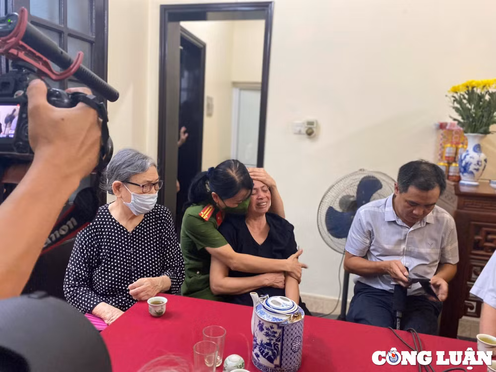 xuc dong nguoi than den chia buon chat kin can nha cua cac chien sy gap nan hinh 2