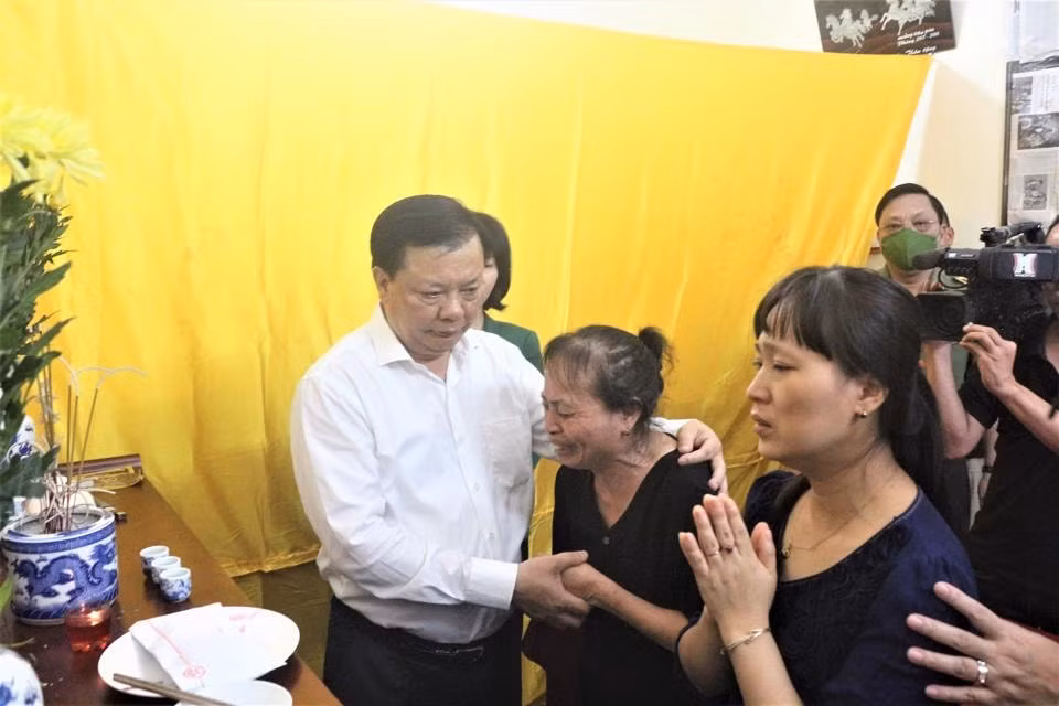 lanh dao tp ha noi tham dong vien gia dinh 3 chien si hy sinh trong vu chay hinh 1