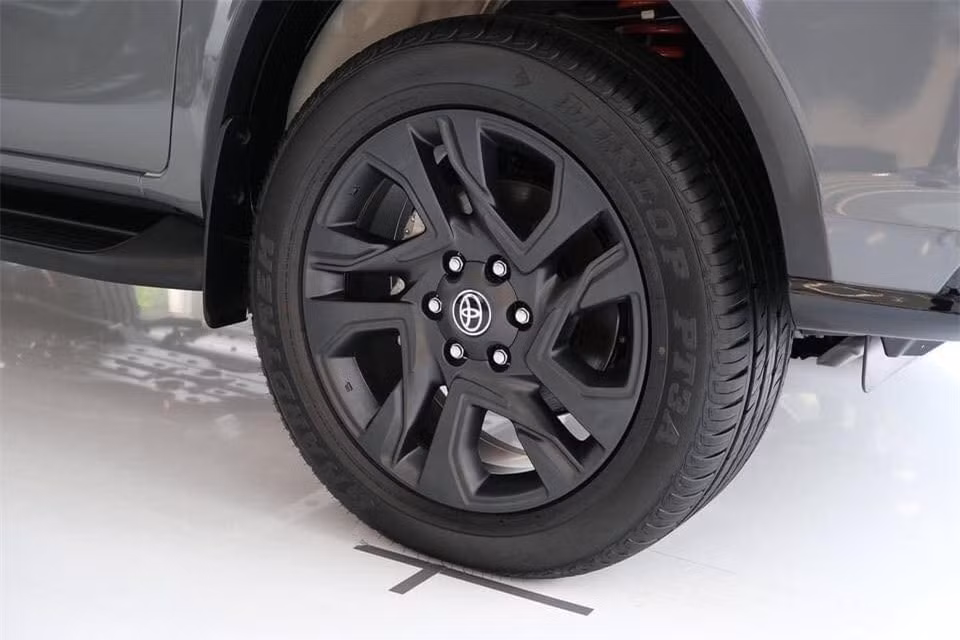 toyota fortuner phien ban ky niem 60 nam co mau xam xi mang doc la hinh 2