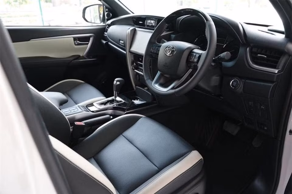 toyota fortuner phien ban ky niem 60 nam co mau xam xi mang doc la hinh 4