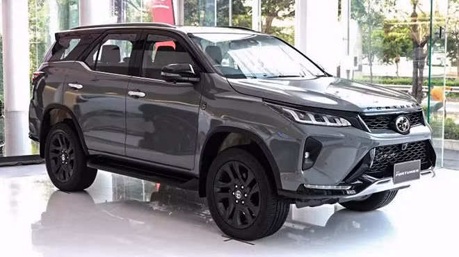 toyota fortuner phien ban ky niem 60 nam co mau xam xi mang doc la hinh 7