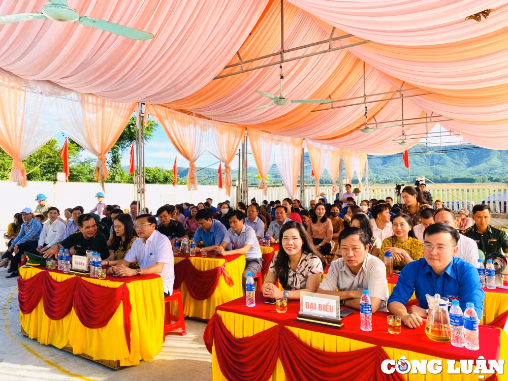 dong bao dan toc chut vui le hoi tet lap lo hinh 1