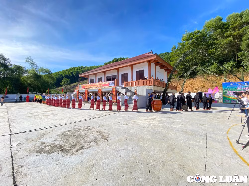 dong bao dan toc chut vui le hoi tet lap lo hinh 10
