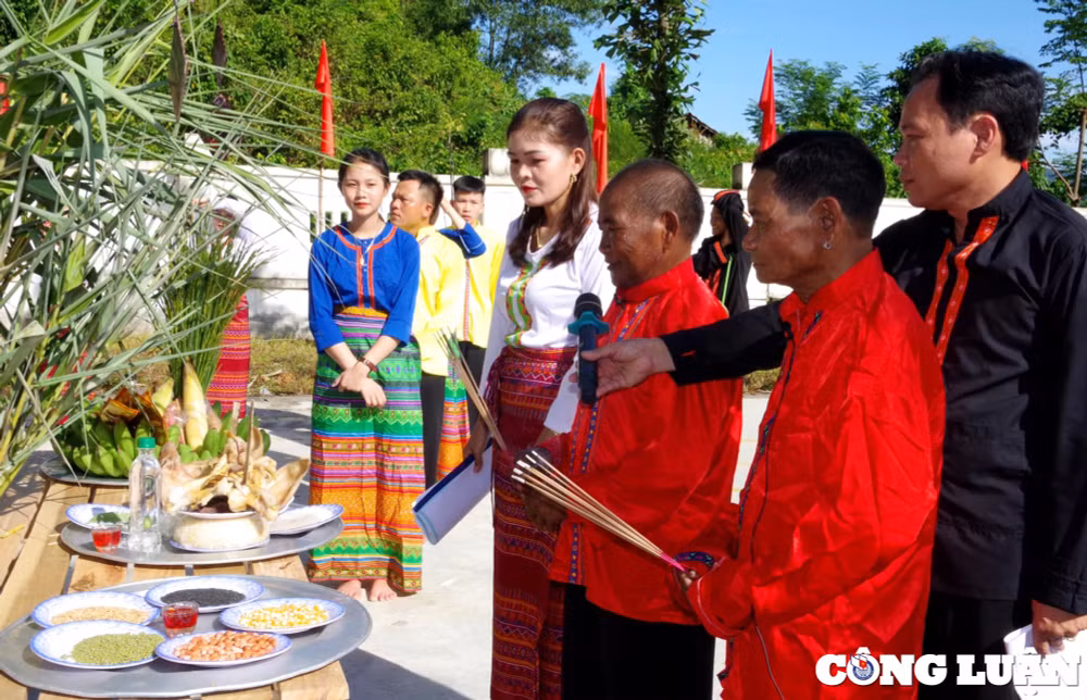 dong bao dan toc chut vui le hoi tet lap lo hinh 2