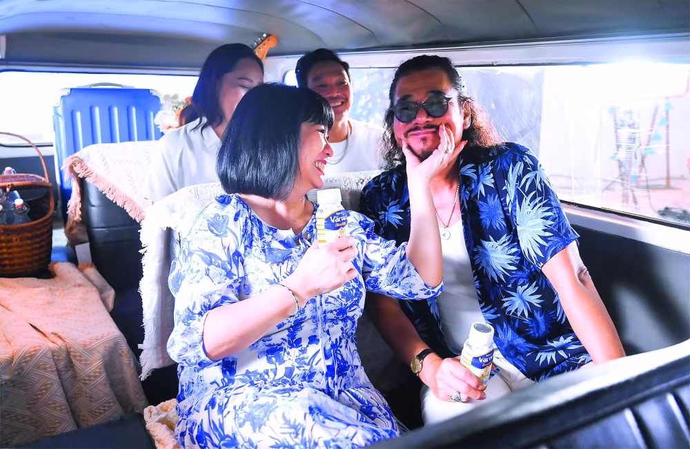 tung mv moi ca si cam van khoac ao thanh xuan cho sieu hit thap nien 60 hinh 2