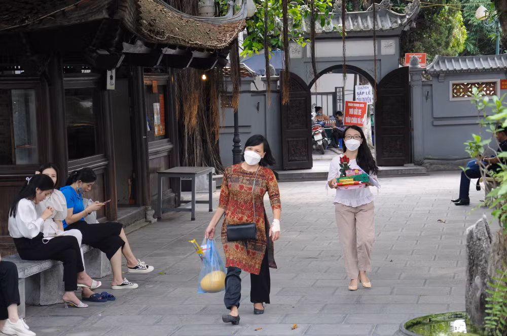 gioi tre ha thanh no nuc di chua ha cau duyen vao ngay le that tich hinh 1