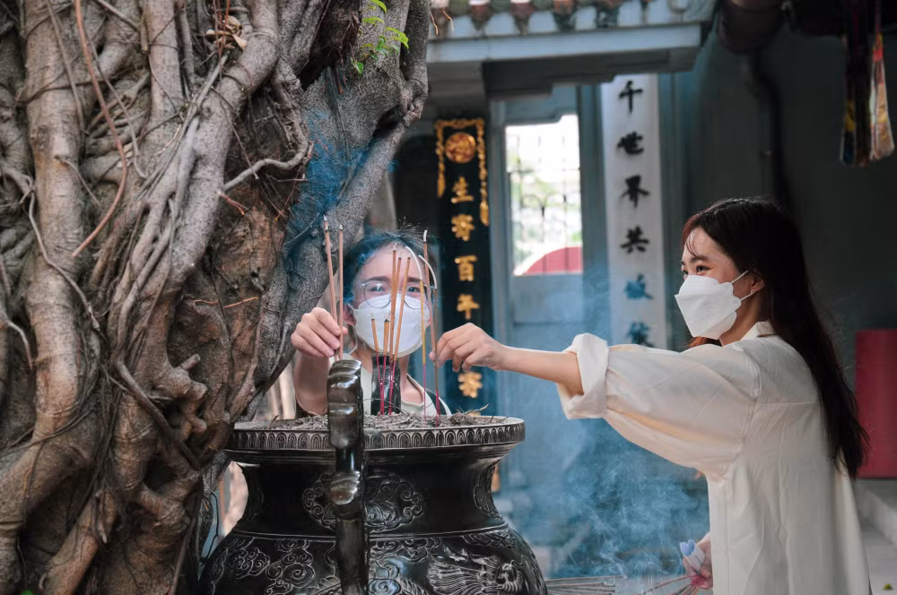 gioi tre ha thanh no nuc di chua ha cau duyen vao ngay le that tich hinh 2
