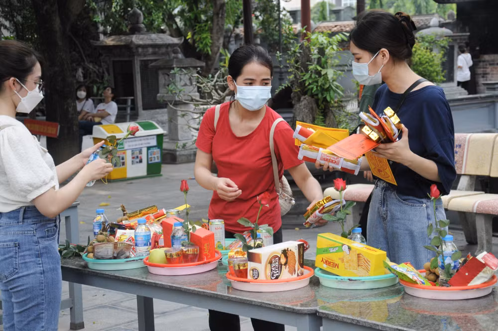 gioi tre ha thanh no nuc di chua ha cau duyen vao ngay le that tich hinh 10