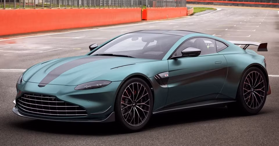bo doi aston martin vantage f1 edition va db11 v8 coupe xuat hien tai viet nam hinh 1