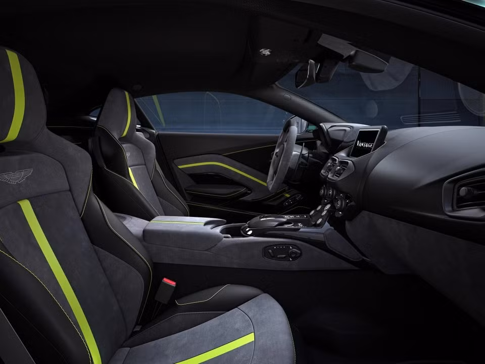 bo doi aston martin vantage f1 edition va db11 v8 coupe xuat hien tai viet nam hinh 4