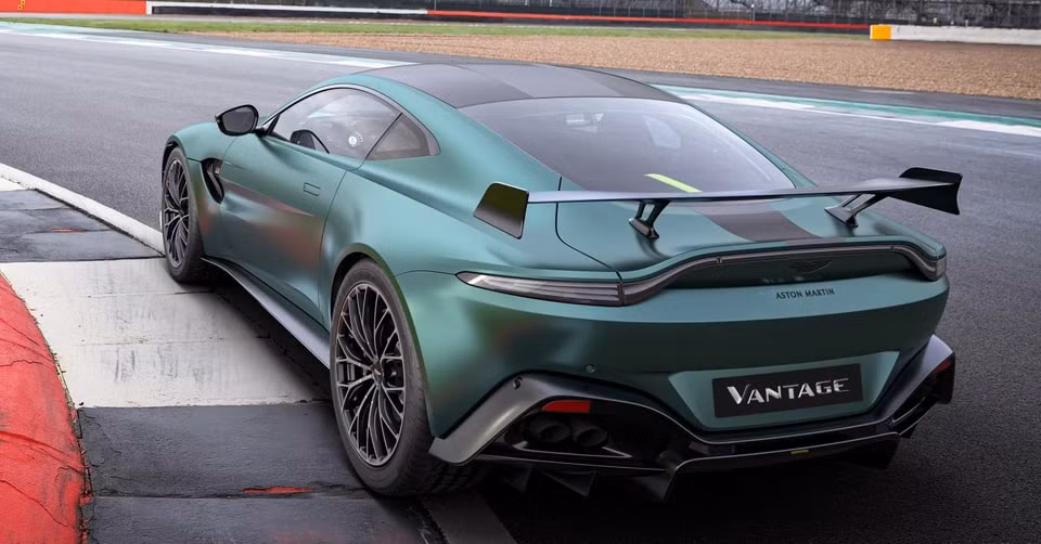 bo doi aston martin vantage f1 edition va db11 v8 coupe xuat hien tai viet nam hinh 2