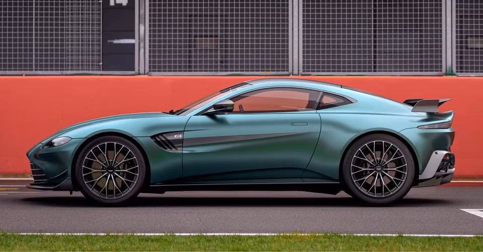 bo doi aston martin vantage f1 edition va db11 v8 coupe xuat hien tai viet nam hinh 3