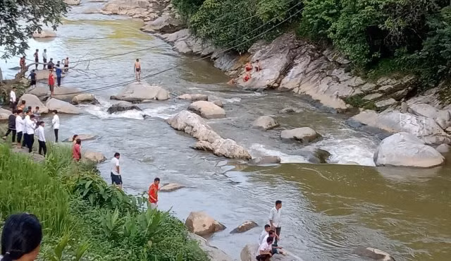 du khach chup anh suoi sa pa truot chan roi xuong nuoc bi mat tich hinh 1