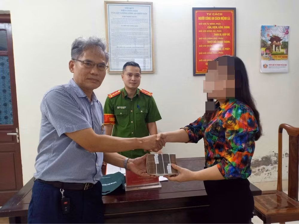 ha noi nguoi phu nu tra lai 200 trieu dong bi danh roi cho vi tien si hinh 1