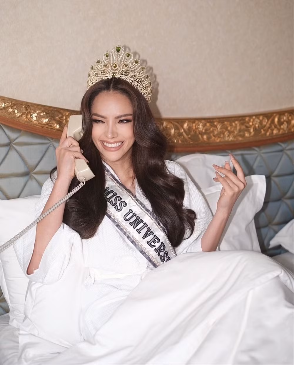 hanh trinh co gai song o bai rac dang quang hoa hau hoan vu thai lan hinh 3