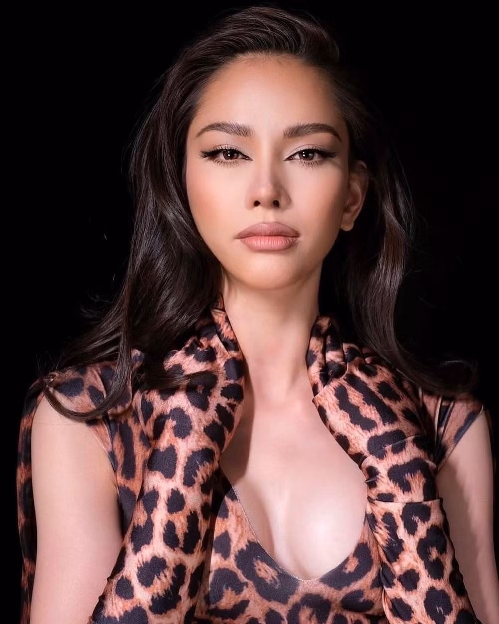 hanh trinh co gai song o bai rac dang quang hoa hau hoan vu thai lan hinh 6