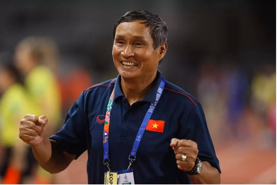 hlv mai duc chung gia han hop dong tiep tuc dan dat dt nu viet nam hinh 1