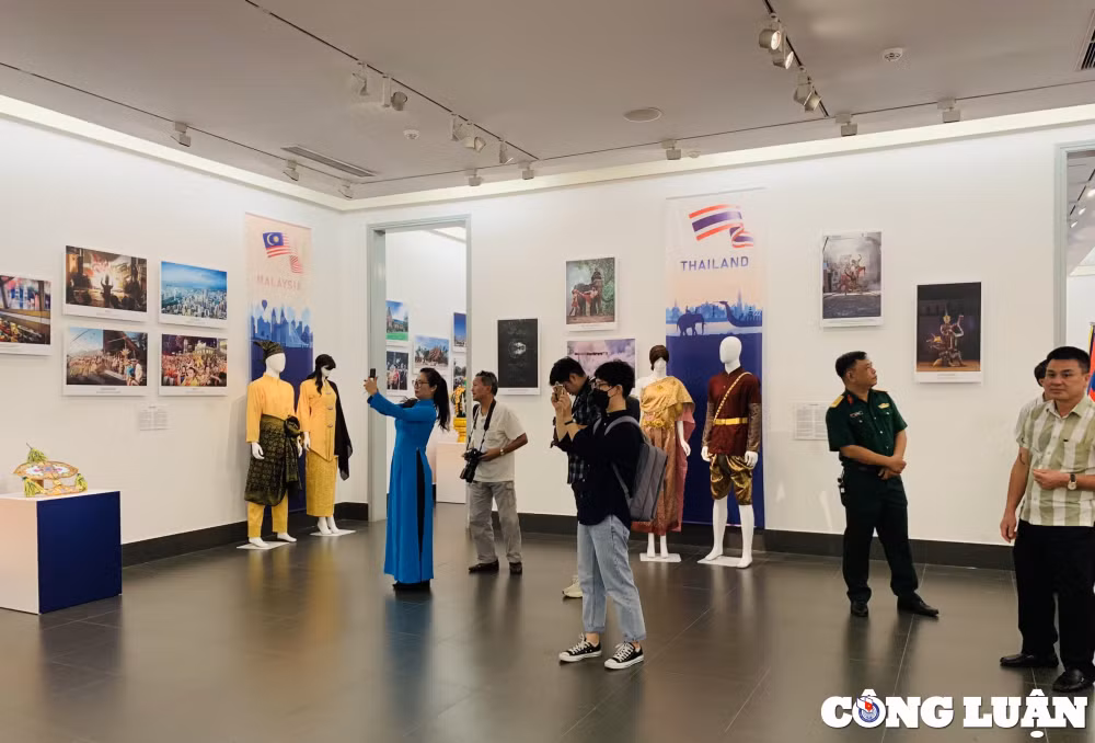an tuong voi trang phuc tai trien lam sac mau van hoa asean hinh 1